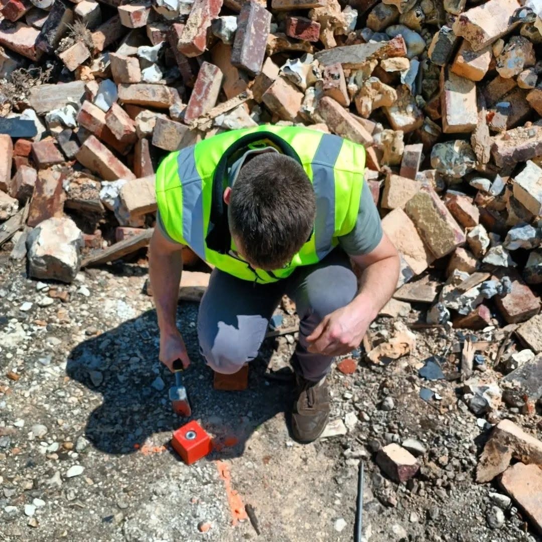 Pose d’une borne par un technicien RTGEO